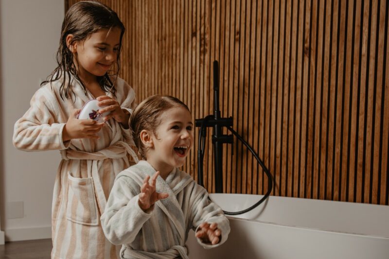 چگونه به کودکان بیاموزیم که موهای خود را به تنهایی شانه و باز کنند؟