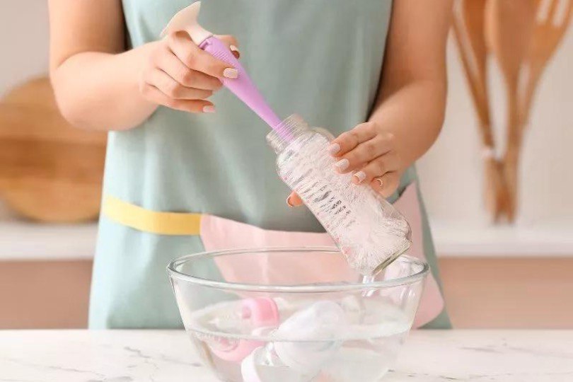 بهترین روش های نگهداری و ضدعفونی کردن شیشه شیر و پستانک نوزاد