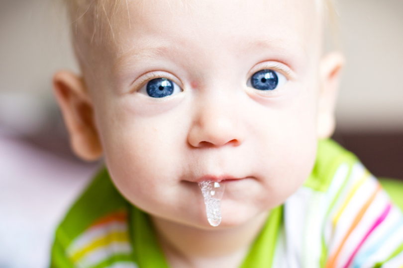 رفلاکس در نوزادان به چه صورت بروز میکند؟